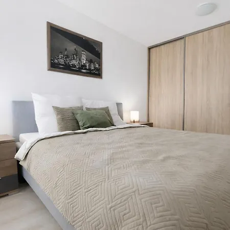 Nook I Morusa Airport Apartment *